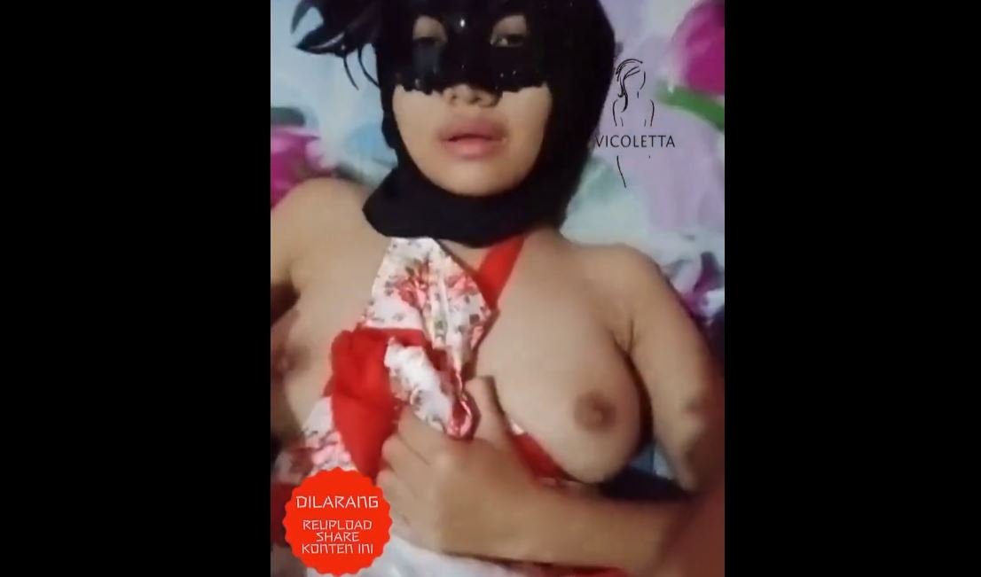 Gadis Kerudung Hitam Tidak Pede Kalau Gak Pake Topeng