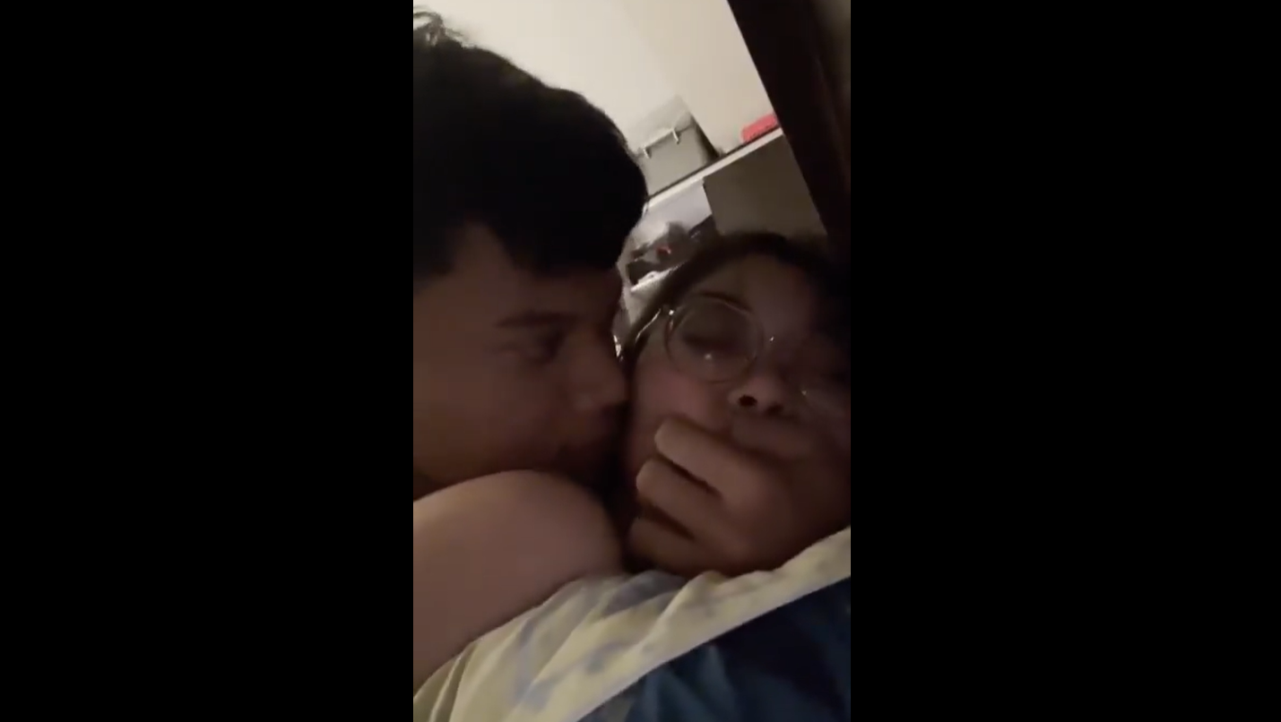 Sepasang ABG Viral Wikwik Di Kamar Hampir Ketauan Ibu Cewe Nya
