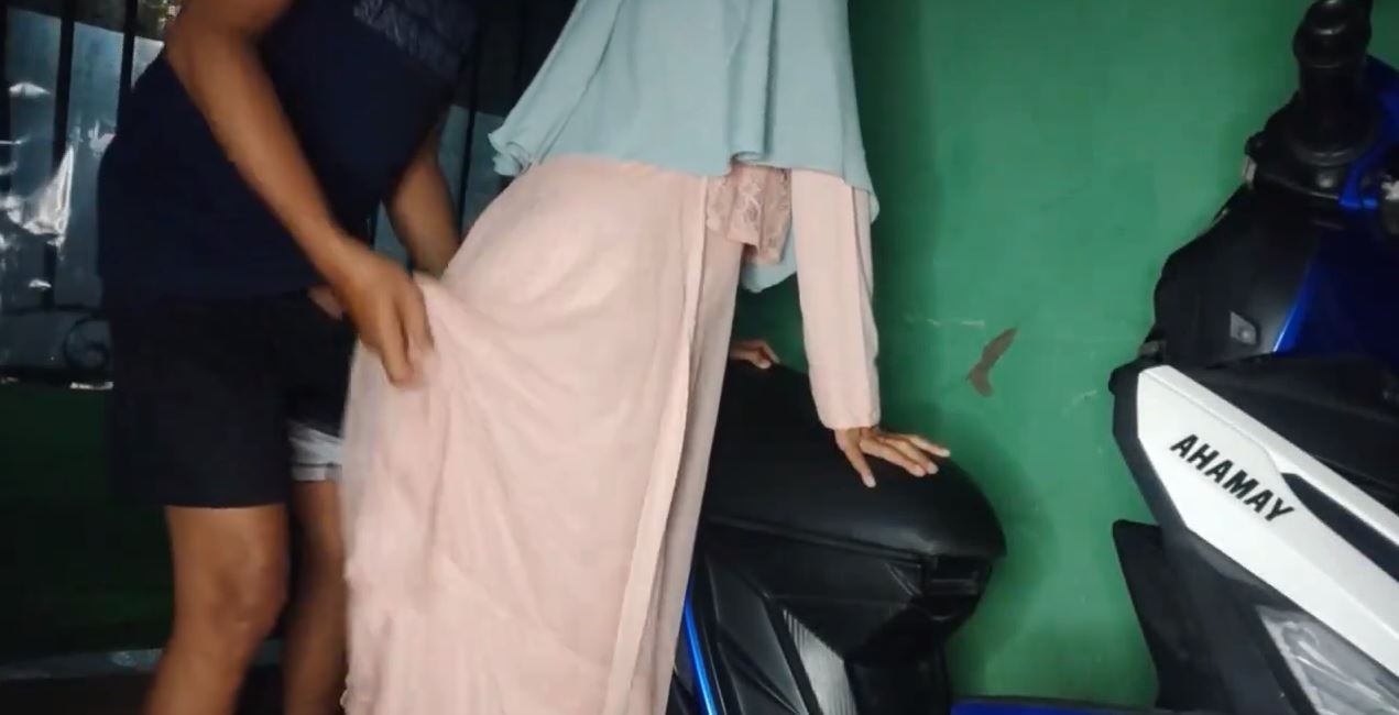 Viral Jilbab Udah Pada Ga Tahan Di Depan Rumah Atas Motor LEbih Enak