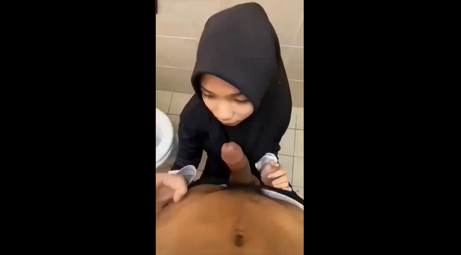 Viral Indo Di Sefong ABG Hijab Di Muka Umum Nyampe Lumer Di Mulut