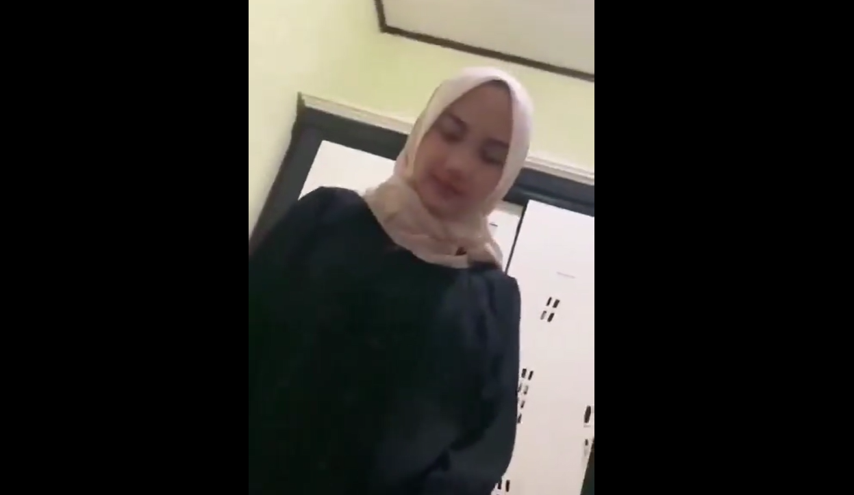 Gadis Hijab Viral Terbaru Sangat Anteng dan Santai Main Nya